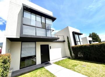 Casa · 105m² · 3 Habitaciones · 2 Estacionamientos · Vendo Casa Esquinera con Terraza en Conocoto