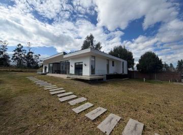 Casa de 4 habitaciones, Quito · Vendo Propiedad, Moderna Casa con Terreno de 4000 m² Sector El Inga Pifo