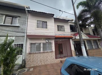 Casa · 154m² · 5 Habitaciones · Propiedad en Sauces 8 Av Vehicular