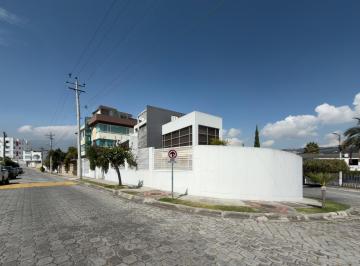 Casa · 520m² · 4 Habitaciones · 5 Estacionamientos · Casa de Venta de 4 Dorm. Dentro de Urbanización Privada en Ponceano Alto