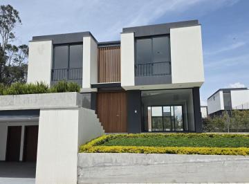 Casa · 244m² · 3 Habitaciones · 2 Estacionamientos · Casa en Tumbaco
