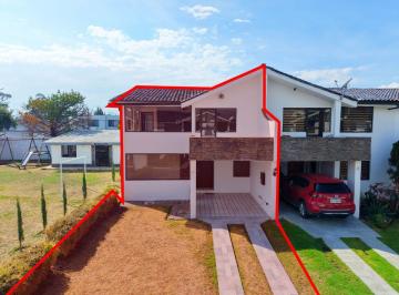 Casa de 4 habitaciones, Quito · Casa Esquinera en Venta en El Triángulo