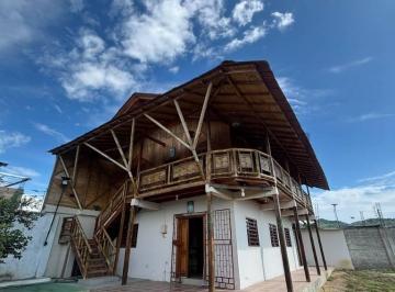 Casa · 210m² · 4 Habitaciones · 6 Estacionamientos · Una Propiedad con Encanto a Pasos del Malecón - Puerto Lopez
