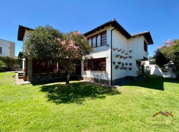Casa · 450m² · 4 Habitaciones · 3 Estacionamientos · Casa en Venta Dentro de Urbanización Cerca a La Espe. Sangolquí.