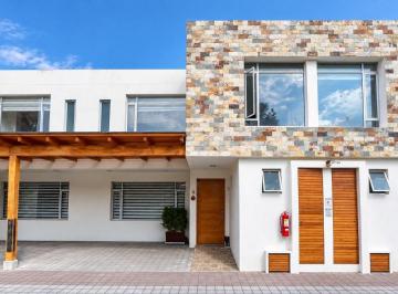 Casa de 3 habitaciones, Quito · Casa en Venta en Tumbaco