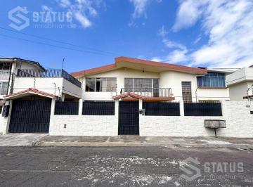 Casa · 695m² · 5 Habitaciones · 2 Estacionamientos · Vendo Hermosa Propiedad con Piscina, Terraza y Área Bbq en Sector Estratégico de Conocoto.