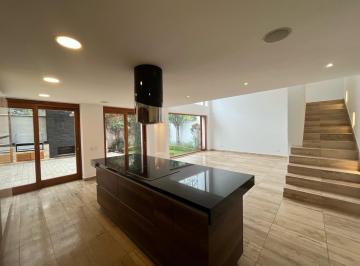 Casa · 280m² · 3 Habitaciones · 2 Estacionamientos · Casa - Cumbayá