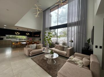 Casa · 390m² · 3 Habitaciones · 3 Estacionamientos · Casa - Puembo