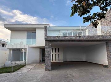 Casa de 4 habitaciones, Quito · Casa de Renta Moderna 4 Habitaciones Sala de Tv Estudio Piscina Cerca Coral