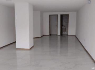 Local comercial , Quito · De Renta Local Comercial Moderno Frente Cerca Parque La Carolina 1 Baño 1 Parqueo