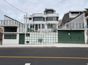 Casa de 5 habitaciones, Quito · Casa en Venta en Lomas de Puengasi