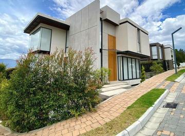 Casa de 4 habitaciones, Quito · Casa en Renta · Mirácoli, Nayón · Vista Al Valle, 269 m², Dentro de Urbanización