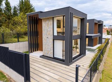 Casa · 310m² · 3 Habitaciones · 3 Estacionamientos · En Venta Casa con Piscina en Challuabamba