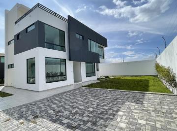 Casa · 226m² · 3 Habitaciones · 2 Estacionamientos · Casa en Venta | 3 Dorm. con Baño Privado, Terraza y Amplio Jardín - Sector La Morita - Quito