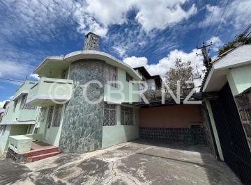 Casa de 6 habitaciones, Quito · Casa Independiente Amplia con 4 Parqueaderos en Venta, Sector Las Casas