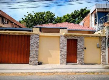 Casa · 106m² · 3 Habitaciones · 1 Estacionamiento · Casa en Venta en El Centro de Manta