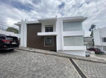 Casa · 416m² · 4 Habitaciones · 3 Estacionamientos · Casa en Carcelén