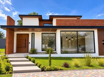 Casa de 4 habitaciones, Quito · Casa de Lujo por Estrenar en Puembo | Jacuzzi y Bbq