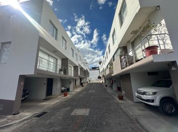 Casa · 184m² · 3 Habitaciones · 2 Estacionamientos · Ahd Venta Casa Tumbaco