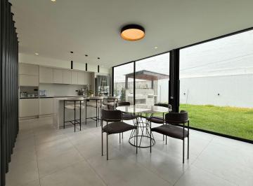 Casa de 3 habitaciones, Quito · A Estrenar Casa con Vista y Jardín