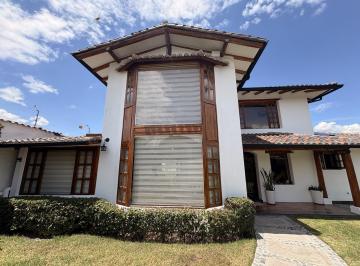 Casa · 431m² · 4 Habitaciones · 8 Estacionamientos · Casa de Venta Independiente con Suit