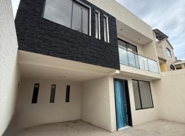 Casa · 187m² · 3 Habitaciones · 2 Estacionamientos · Hermosa Casa Urbanización El Manantial