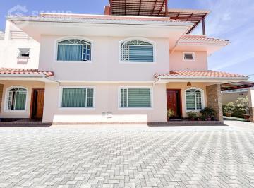 Casa · 142m² · 3 Habitaciones · 2 Estacionamientos · Venta de Casa en Capelo Cerca del Centro Educativo Seminovych / Sevy