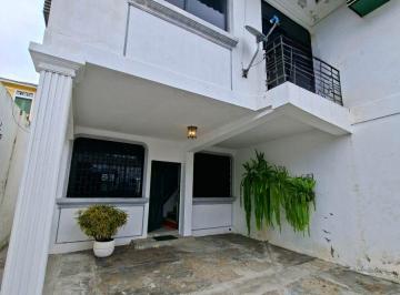Casa de 3 habitaciones, Salinas · Casa en Venta en Chipipe – a Una Cuadra del Mar