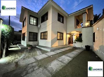 Casa · 620m² · 5 Habitaciones · 3 Estacionamientos · Casa Esquinera en Alquiler en Ceibos