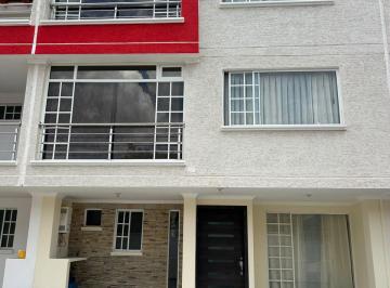 ¡Casa de 3 pisos! Dormitorios con baño privado, pérgolas, sala familiar de TV, e · ¡Ideal Para Vivir o Invertir!