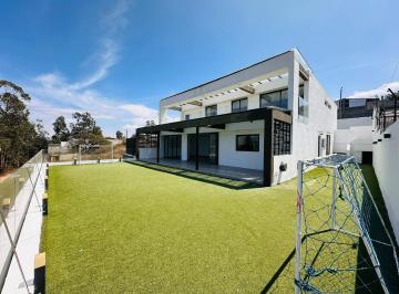 Casa · 400m² · 5 Habitaciones · 5 Estacionamientos · Casa de Lujo en Alquiler