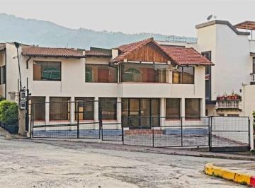 Local comercial · 250m² · 7 Estacionamientos · Casa Comercial en Cumbayá 250 m² Parqueaderos 7 Patio 100 m²