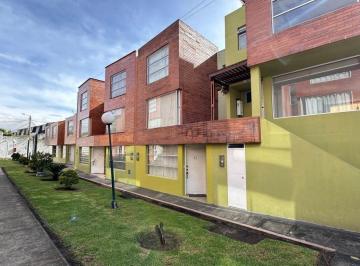 Casa de 3 habitaciones, Quito · Diagonal a Yanbal en Carcelén Casa de 120 m² con 3 Dorm. en Venta