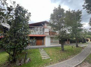 Casa · 250m² · 3 Habitaciones · 3 Estacionamientos · Casa - Lumbisi