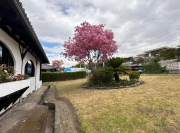Casa de 4 habitaciones, Quito · San Juan de Cumbayá - Casa en Venta con Jardin Amplio