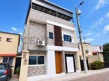 Casa · 227m² · 6 Habitaciones · 2 Estacionamientos · Venta de Casa en Urb. Villas del Rey Etapa Arturo
