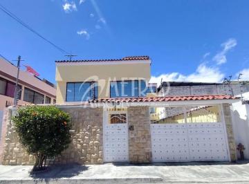 Casa · 317m² · 4 Habitaciones · 4 Estacionamientos · Casa de Venta 317 m² en Marianitas de Calderón