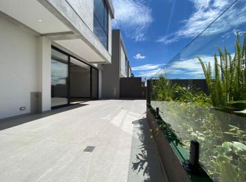 Casa de 4 habitaciones, Quito · En Venta Casa a Estrenar de 3 Dorm. + Estudio y Jardín en Campo Alegre