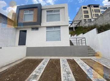 Casa · 142m² · 3 Habitaciones · 3 Estacionamientos · Casa Dentro de Urb. en Venta Al Norte de Quito Sector Carcelén