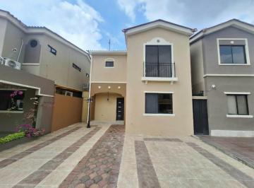 Casa · 113m² · 3 Habitaciones · 2 Estacionamientos · Venta de Casa Urb. La Romareda Etapa 3
