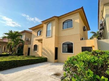 Casa · 171m² · 4 Habitaciones · 2 Estacionamientos · Rrr Venta de Casa de 4 Dorm. con Patio Amplio en Vereda del Rio, Km 9 Samborondón