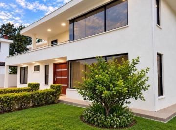 Casa · 300m² · 4 Habitaciones · 2 Estacionamientos · Casa - Tumbaco