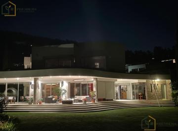 Casa · 1150m² · 4 Habitaciones · 2 Estacionamientos · Casa de Venta en Tanda