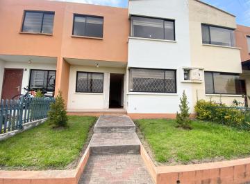 Casa · 90m² · 3 Habitaciones · 1 Estacionamiento · Casa en Venta Sector Pusuqui / Conjunto 2 Hemisferios