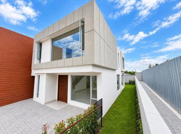 Casa · 168m² · 3 Habitaciones · 2 Estacionamientos · Puembo 168.75 m² en Venta Casa Esquinera Dos Plantas con Jardin y Porche