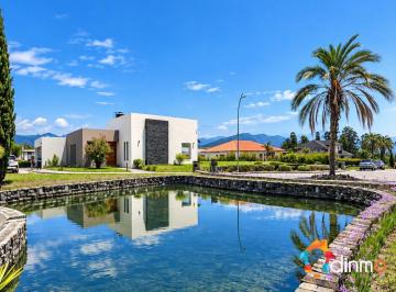 Casa · 300m² · 3 Habitaciones · 4 Estacionamientos · Casa de Lujo en Arriendo Puembo | Urbanización | Una Sola Planta