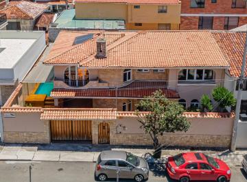 Casa · 296m² · 4 Habitaciones · 3 Estacionamientos · En Venta Casa Comercial Sector Remigio Crespo