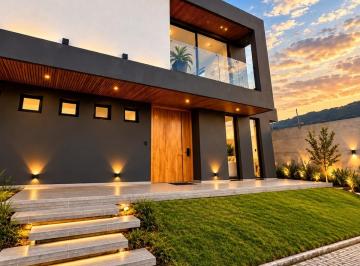 Casa · 253m² · 3 Habitaciones · 3 Estacionamientos · Casa - Lumbisi