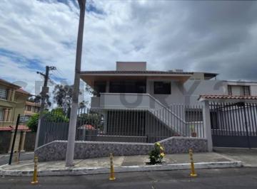 Casa · 447m² · 5 Habitaciones · 3 Estacionamientos · Casa Esquinera en Venta | Urbanización El Condado – Quito