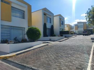 Casa · 241m² · 3 Habitaciones · 2 Estacionamientos · Casa de Venta en Cumbayá Sector San Juan Amplios Espacios